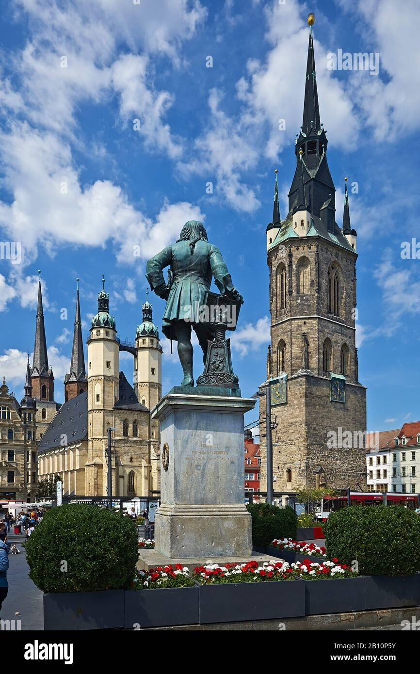 Marché avec église de marché de Saint-Marien, monument commémoratif à la main et tour rouge à Halle / Saale, Saxe-Anhalt, Allemagne Banque D'Images