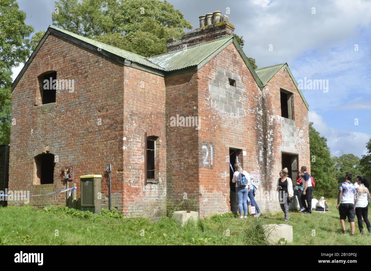 Wiltshire, Royaume-Uni - 17 août 2019: Visiteurs regardant les ruines des Nag's Head Cottages à Imber Village, Wiltshire. La zone est généralement fermée Banque D'Images