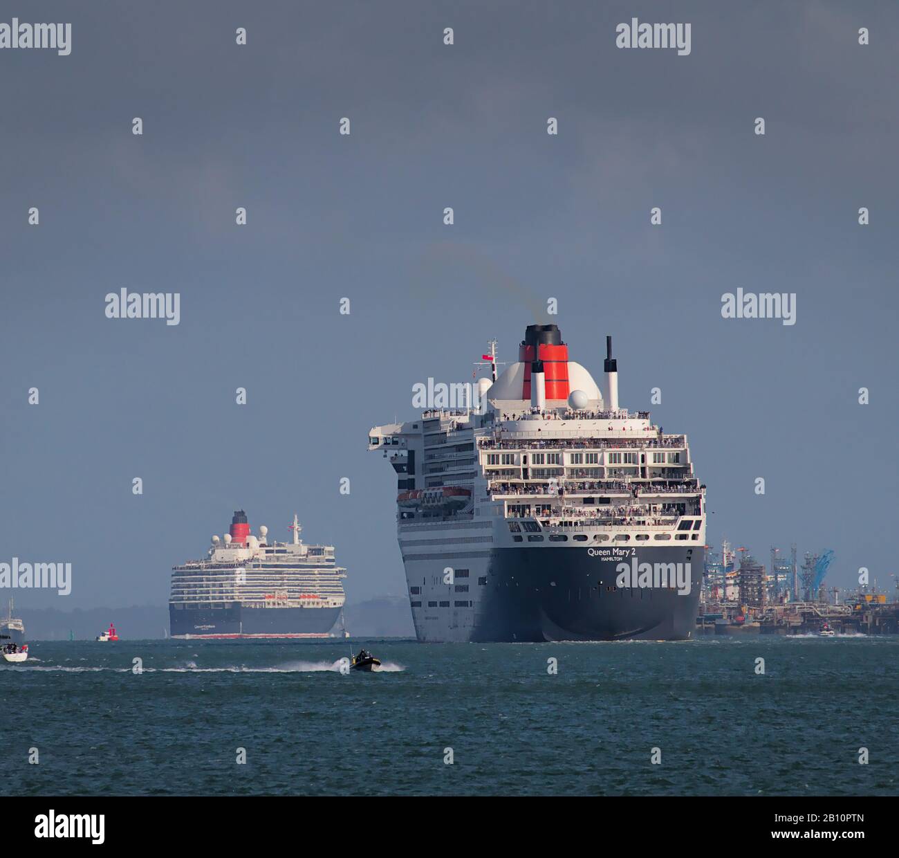 Le Queen Mary Two Cruise Ship, Qui Suit Le Queen Elizabeth Cruise Ship De Southampton Au Royaume-Uni, Fait Partie De La Trois Queens Procession Banque D'Images