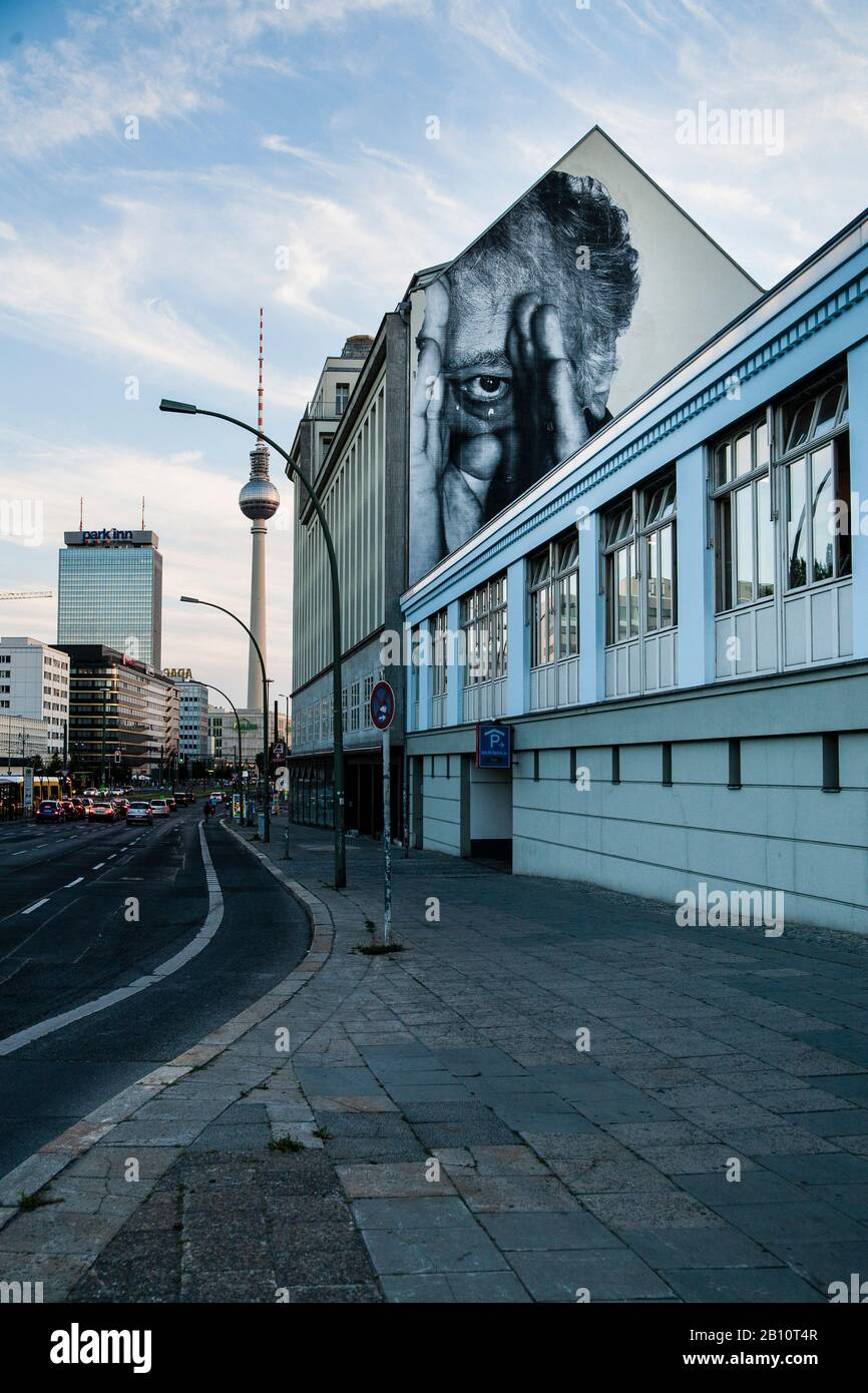 Prenzlauer Allee, Prenzlauer Berg, vue vers le centre de la tour de télévision et Park Inn, juste sur l'art de la rue par JR, Berlin, Allemagne Banque D'Images