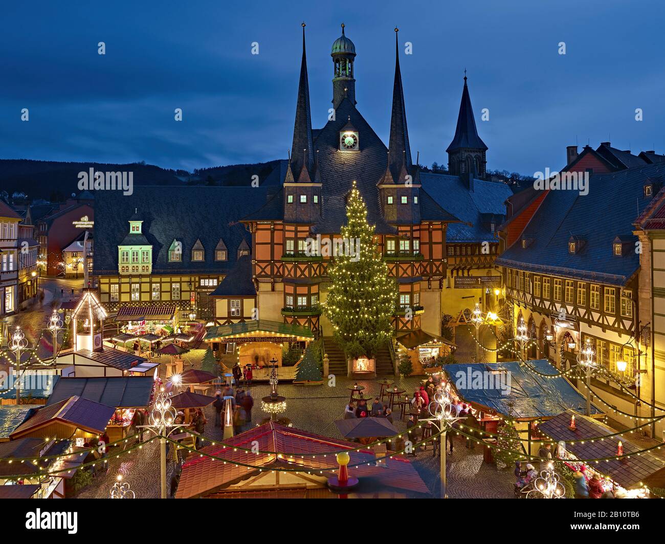 Hôtel de ville sur la place du marché avec marché de Noël à Wernigerode, Harz, Saxe-Anhalt, Allemagne Banque D'Images