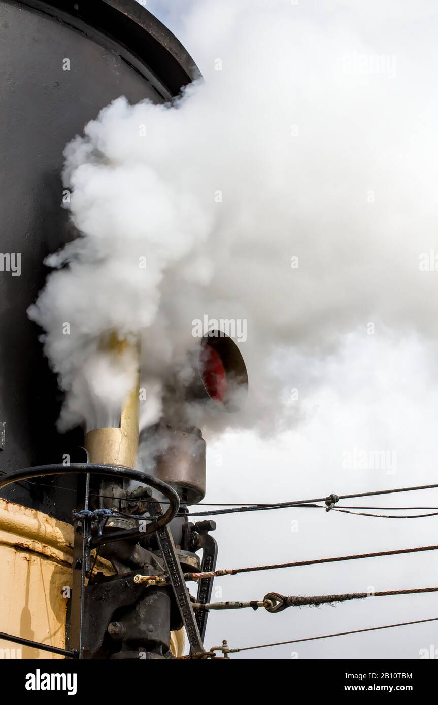 Sifflet Vapeur Sur La Vapeur De Rinçage Du Halle De Protection Ss Pendant Le Travail. Ss Blindage Est Le Plus Grand Bateau À Vapeur De Travail Au Royaume-Uni Banque D'Images