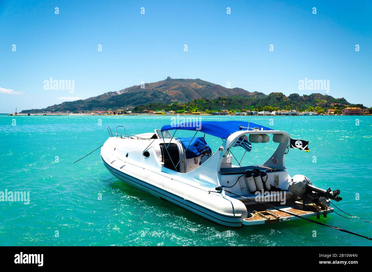 Bateau dans les eaux azurées de la mer avec île verte sur fond. Excursion en mer sur le bateau. En été. Banque D'Images