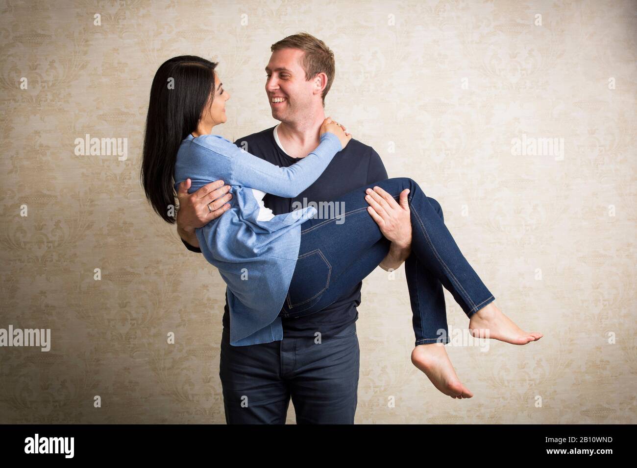 L'homme porte la femme sur ses bras Photo Stock - Alamy