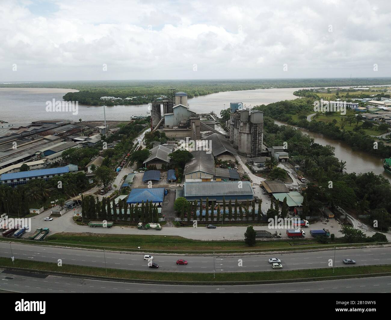 Kuching, Sarawak / Malaisie - 21 février 2020: La CMS ciment usine industrielle et usine dans la région de Muara Tabuan Banque D'Images