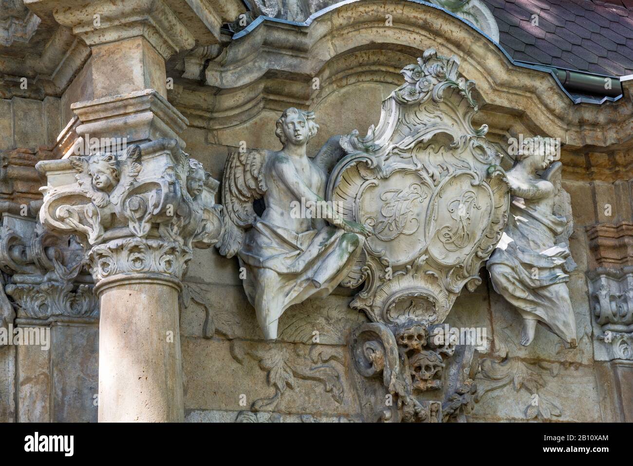 Cartouche du baroque tardif au mausolée d'ancien cimetière à l'église de la fête de la Croix à Jelenia Gora, la Basse Silésie, Pologne Banque D'Images