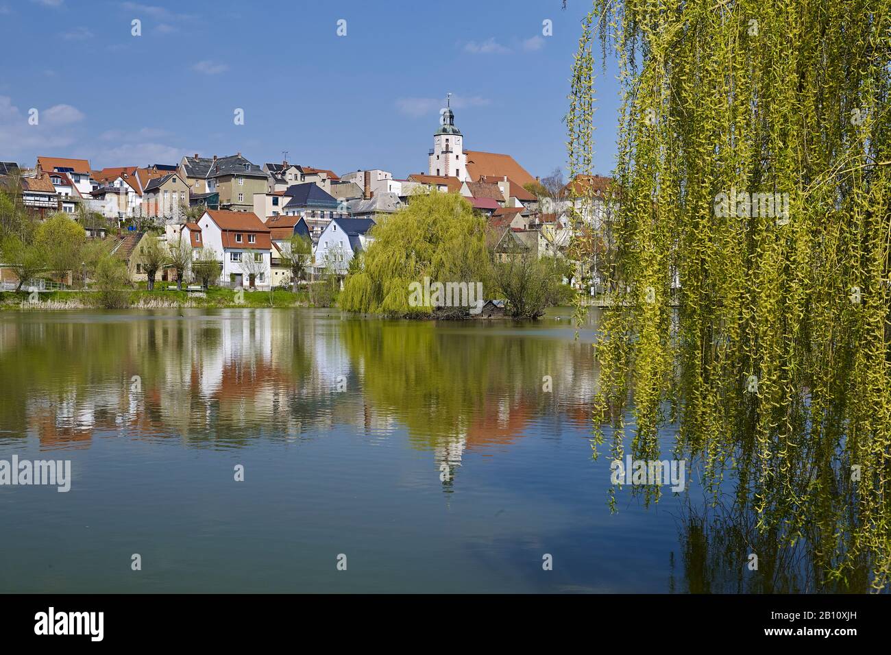 Vue panoramique sur l'étang de baignade de la vieille ville avec l'église Saint-Marien, Ronneburg, Thuringe, Allemagne Banque D'Images