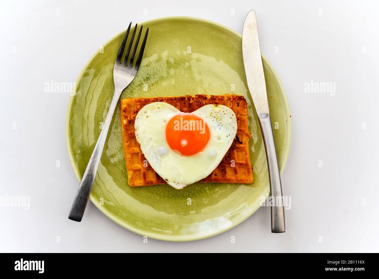 Œufs frits en forme de coeur sur gaufres grillées Banque D'Images