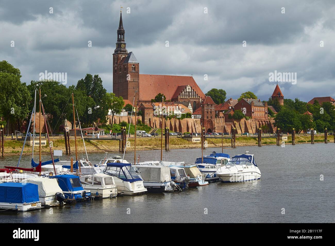 Vue sur la rivière Elbe à la vieille ville avec l'église Saint-Stephan, Tangermünde, Saxe-Anhalt, Allemagne Banque D'Images