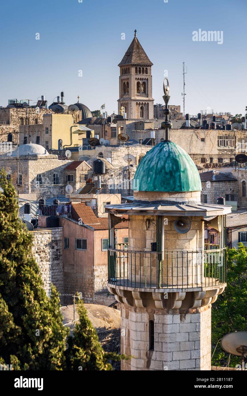 Vue aérienne depuis le toit de l'Hospice autrichienne sur la ville près du mur occidental et du dôme doré du Rocher dans la vieille ville de Jérusalem, en Israël. Banque D'Images