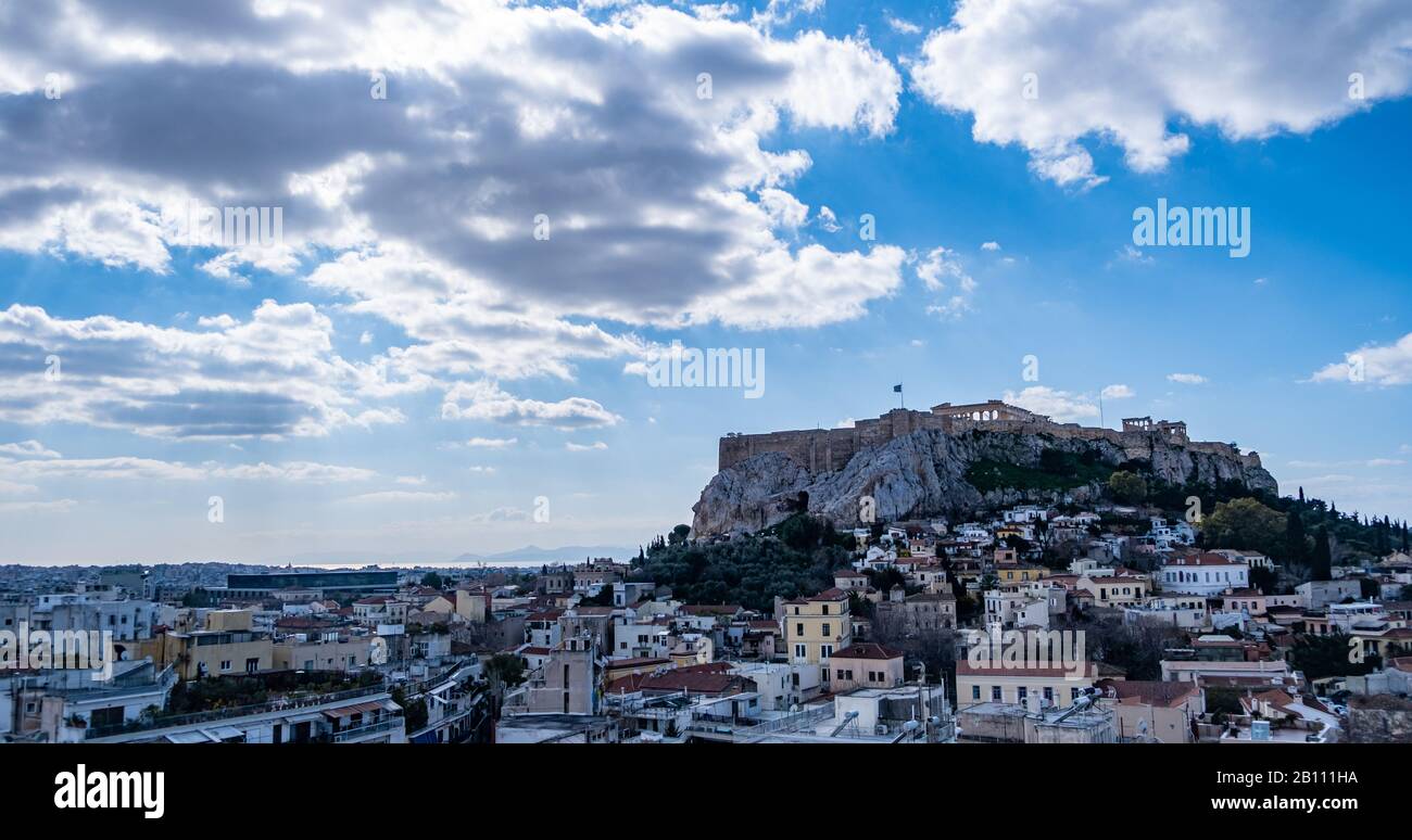 Grèce. Vue aérienne d'Athènes. Paysage urbain avec la colline de l'Acropole et le temple du Parthénon, journée ensoleillée, ciel bleu Banque D'Images