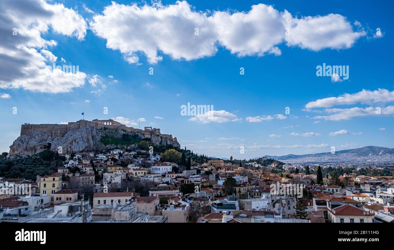 Grèce. Vue aérienne d'Athènes. Paysage urbain avec la colline de l'Acropole et le temple du Parthénon, journée ensoleillée, ciel bleu Banque D'Images