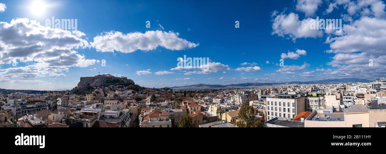 Grèce. Vue panoramique sur Athènes. Paysage urbain avec la colline de l'Acropole et le temple du Parthénon, journée ensoleillée, ciel bleu Banque D'Images