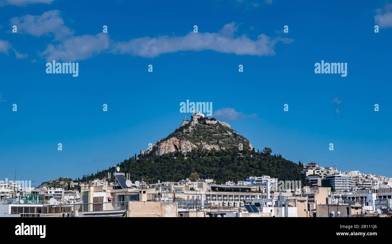 Grèce. Colline du Lycabettus d'Athènes. Vue aérienne sur le paysage urbain, mont Lykavittos, journée ensoleillée, ciel bleu. Banque D'Images