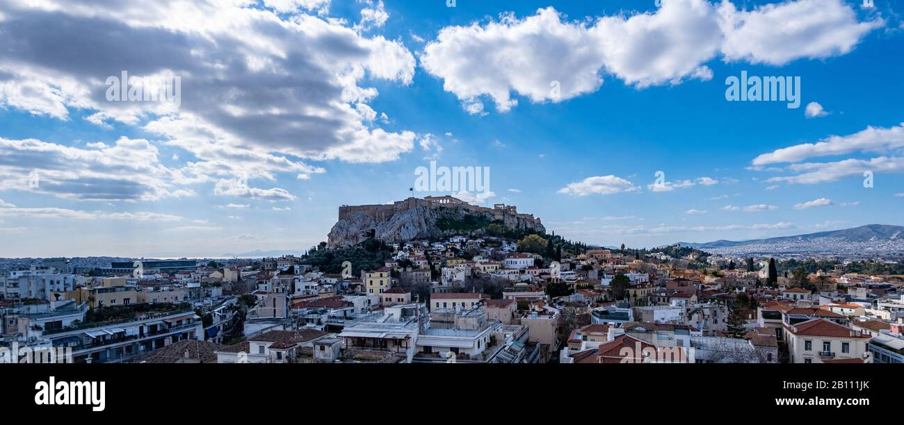 Grèce. Vue panoramique sur Athènes. Paysage urbain avec la colline de l'Acropole et le temple du Parthénon, journée ensoleillée, ciel bleu Banque D'Images