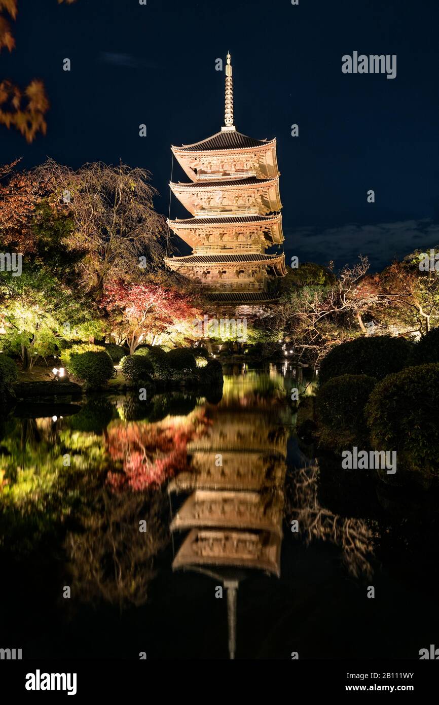 Japon, île d'Honshu, Kansai, Kyoto, le temple Toji la nuit. Banque D'Images