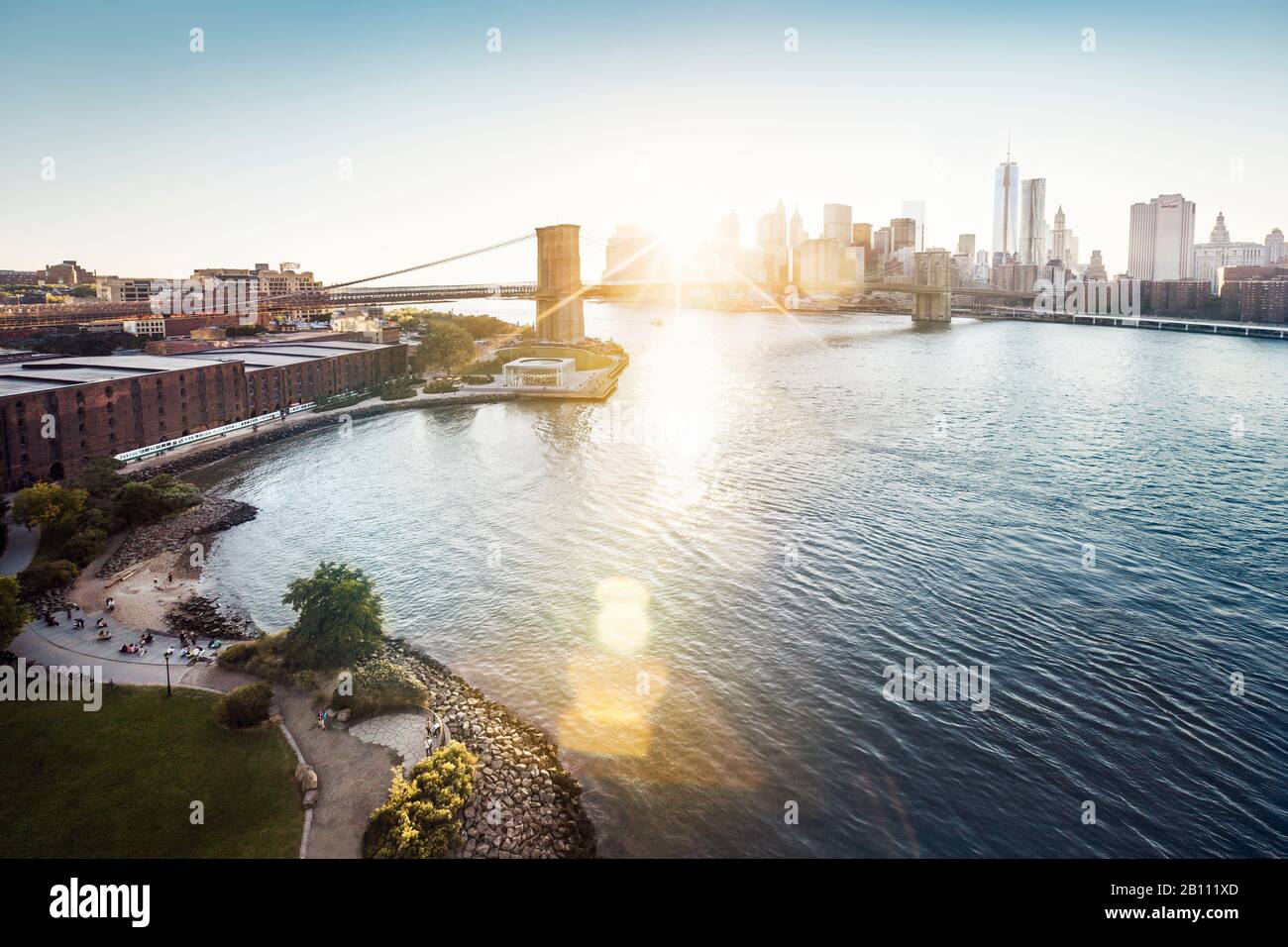 Centre-ville de Manhattan et pont de Brooklyn avec Brooklyn Bridge Park à Sunset, New York, États-Unis Banque D'Images