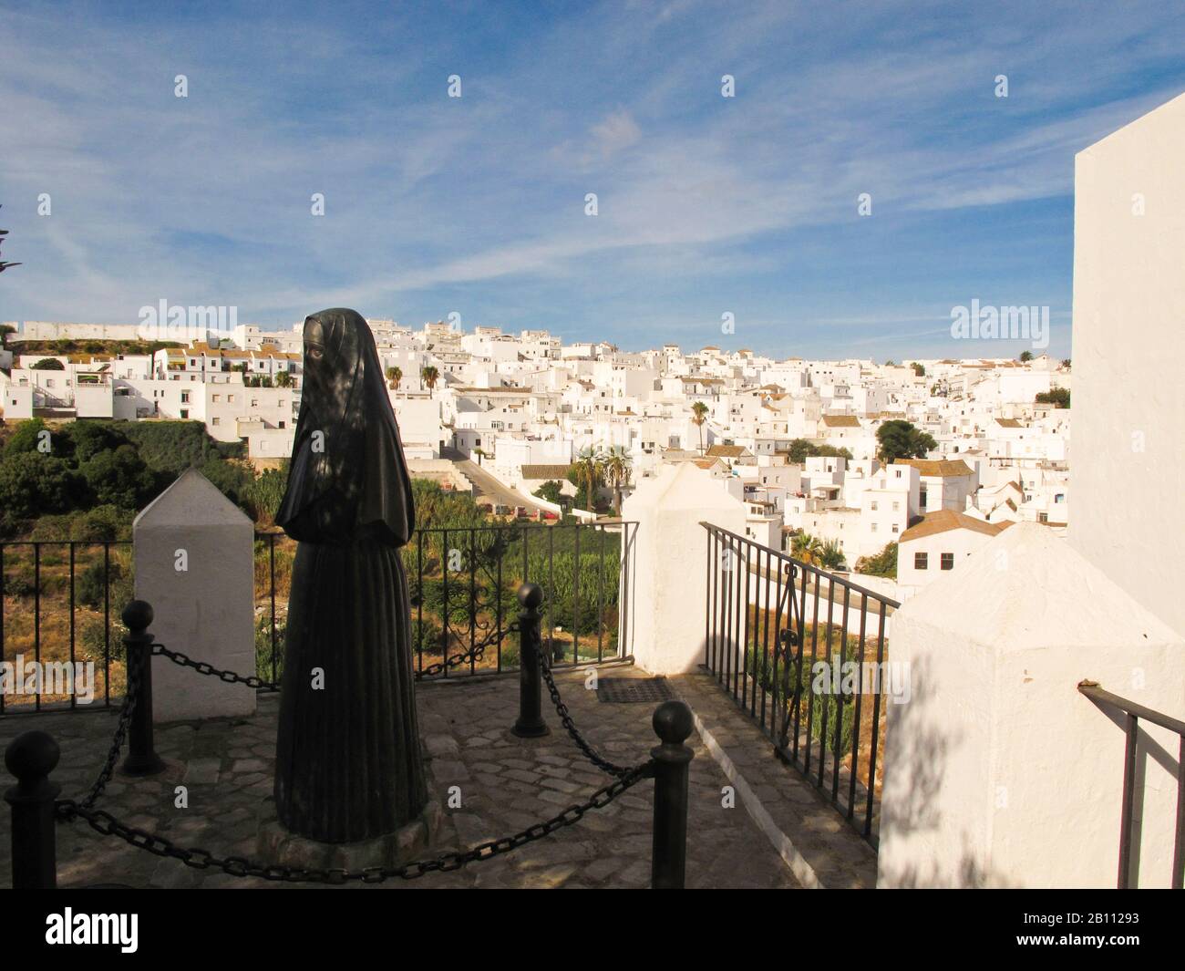 Statue de femme à la robe noire traditionnelle (Las Cobijadas), Vejer de la Frontera, Cadix, Andalousie, Espagne Banque D'Images