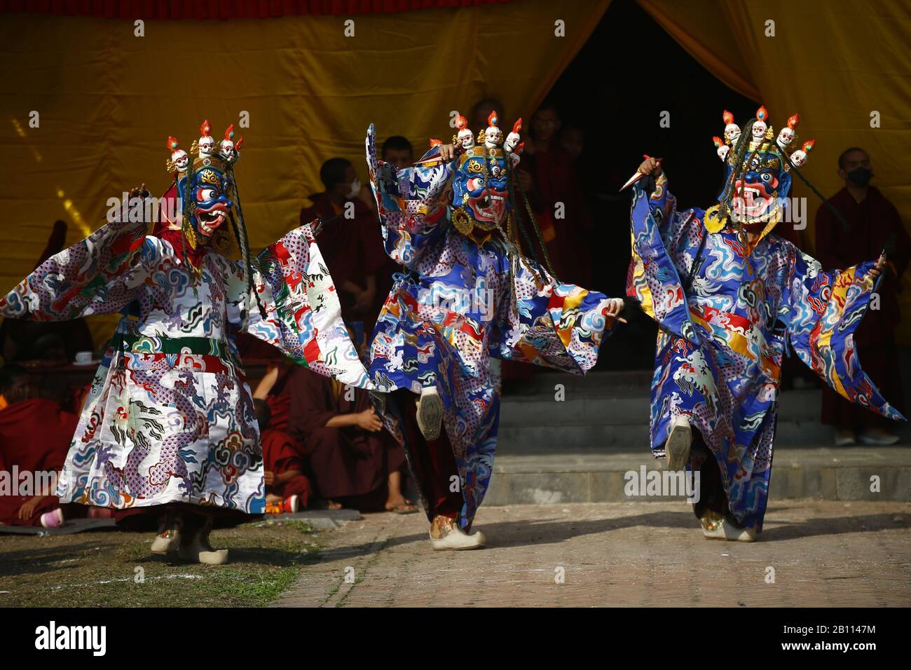 Katmandou, Népal. 22 février 2020. Le lama bouddhiste dans le masque rituel exécute la danse sacrée du Cham dans un monastère de Boudsha à Katmandou, au Népal, le samedi 22 février 2020. Crédit: Skanda Gautam/Zuma Wire/Alay Live News Banque D'Images