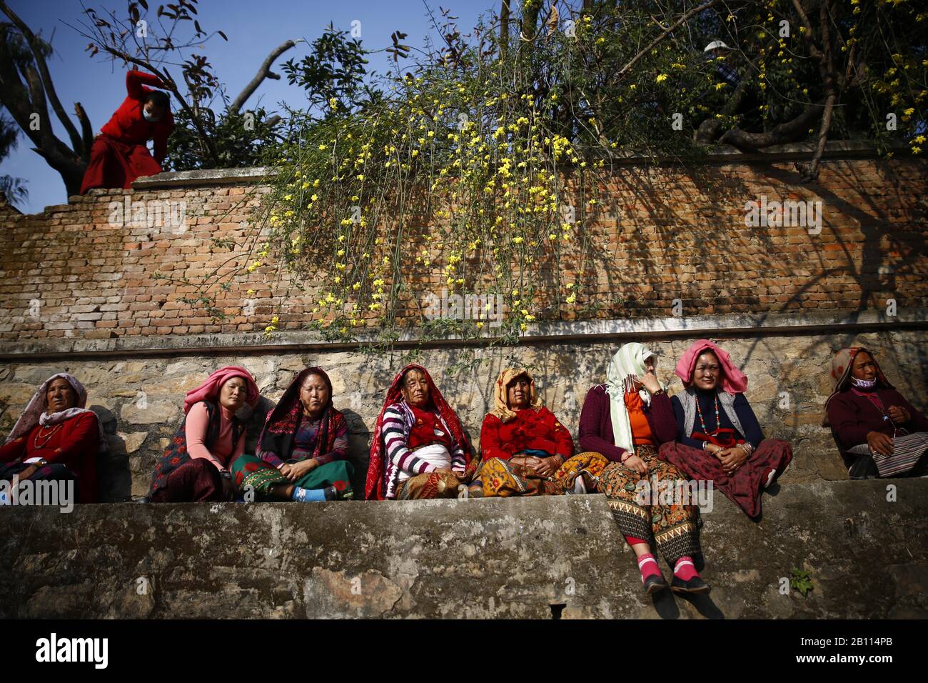 Katmandou, Népal. 22 février 2020. Les gens regardent comme des lamas bouddhistes dans le masque rituel exécute la danse sacrée de Cham dans un monastère à Boudsha à Katmandou, au Népal, le samedi 22 février 2020. Crédit: Skanda Gautam/Zuma Wire/Alay Live News Banque D'Images
