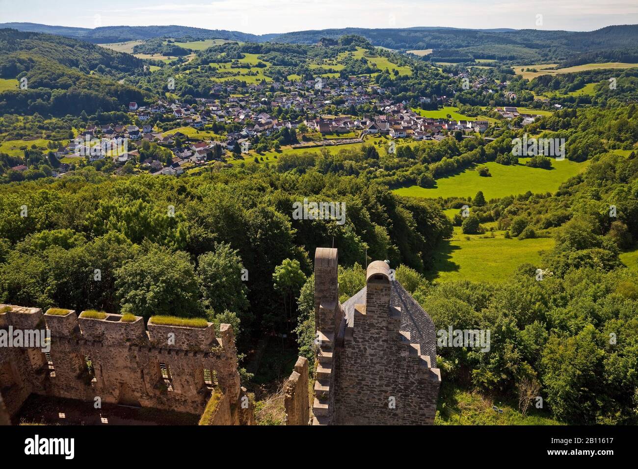 Vue du château de Kasselburg à Pelm, Allemagne, Rhénanie-Palatinat, Vulkaneifel, Pelm Banque D'Images