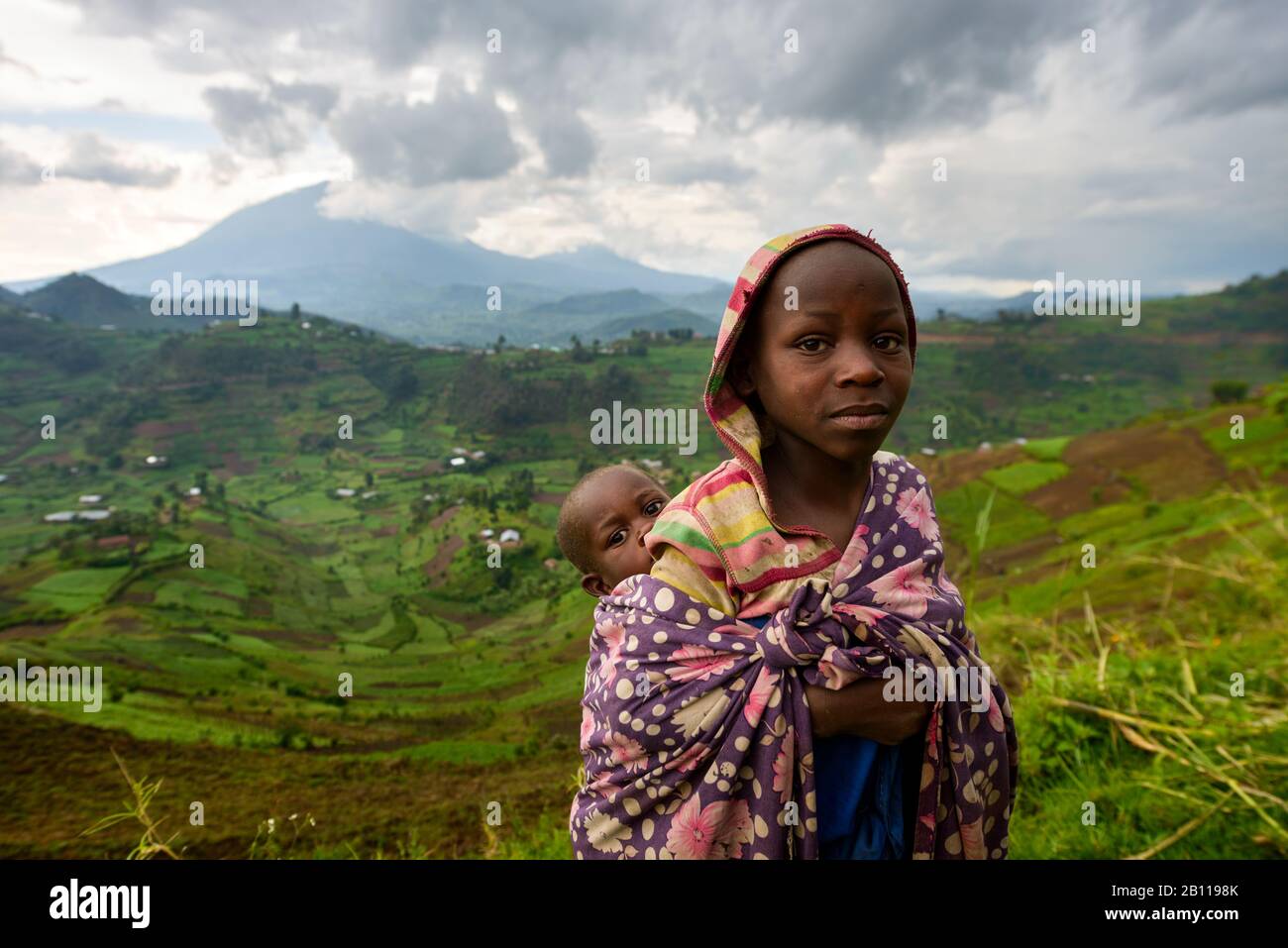 Fille avec bébé, région de Virunga, Ouganda, Afrique Banque D'Images