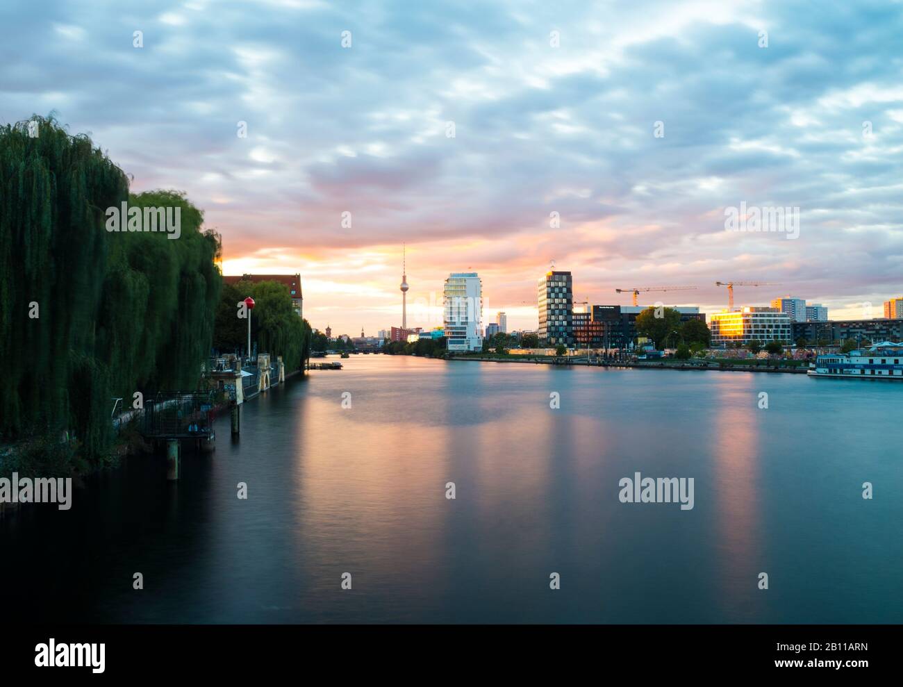 Vue sur Mitte en face de la Spree, Friedrichshain, Kreuzberg, Berlin, Allemagne Banque D'Images