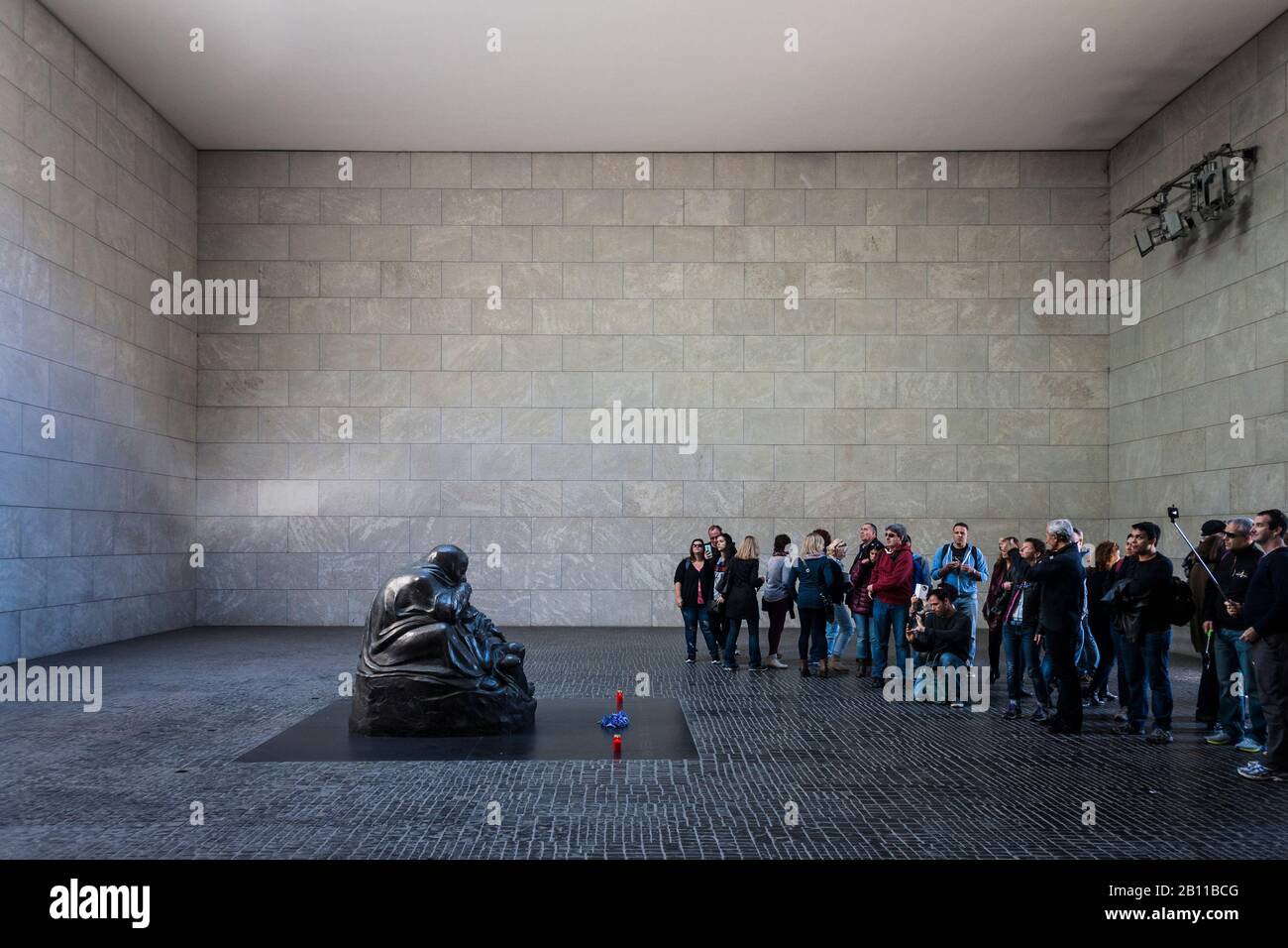 Les touristes regardent la mère avec le fils mort, sculpture de Käthe Kollwitz, dans la Neue Wache, Unter den Linden, Mitte, Berlin, Allemagne Banque D'Images
