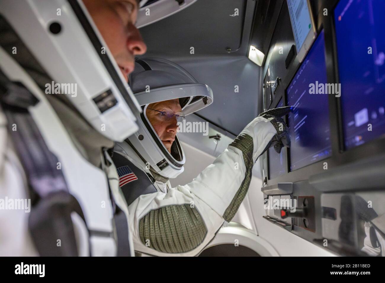 Kennedy SPACE CENTER, États-Unis - 30 août 2018 - les astronautes de la NASA Doug Hurley et Bob Behnken se familiarisent avec SpaceX’s Crew Dragon, l’engin spatial Banque D'Images