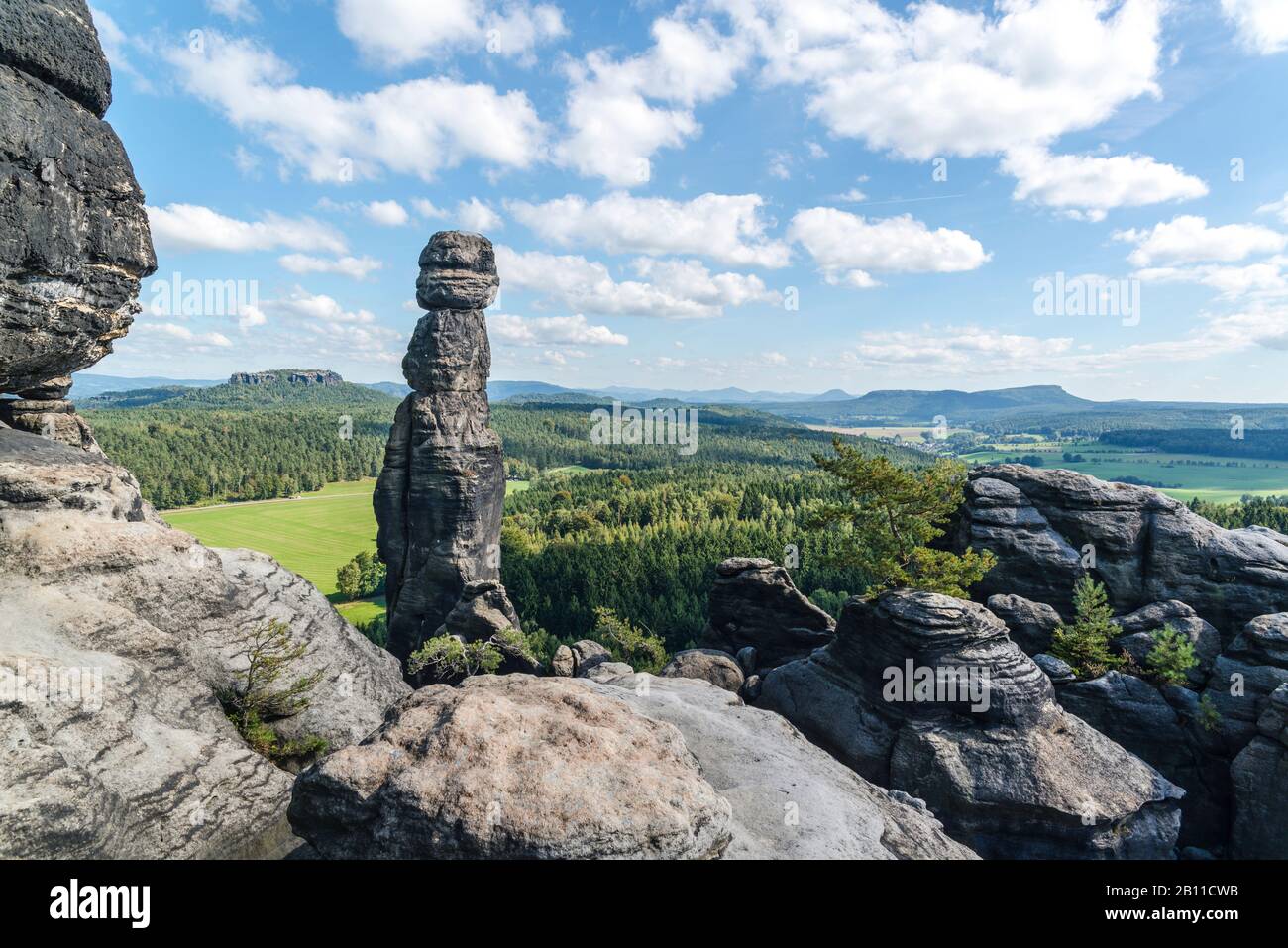 La Barbarine, aiguille rocheuse de 42, 7 m de haut, Elbe Sandstone Mountains, Saxe, Allemagne Banque D'Images