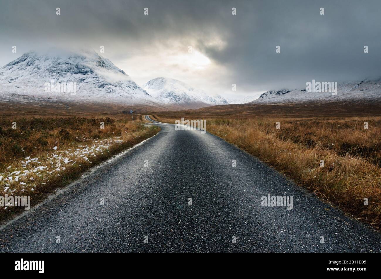 Le sommet de la route vers Glen Etive, avec Sron na Creise sur la gauche, lors d'une journée d'hiver froide et enneigée. Banque D'Images