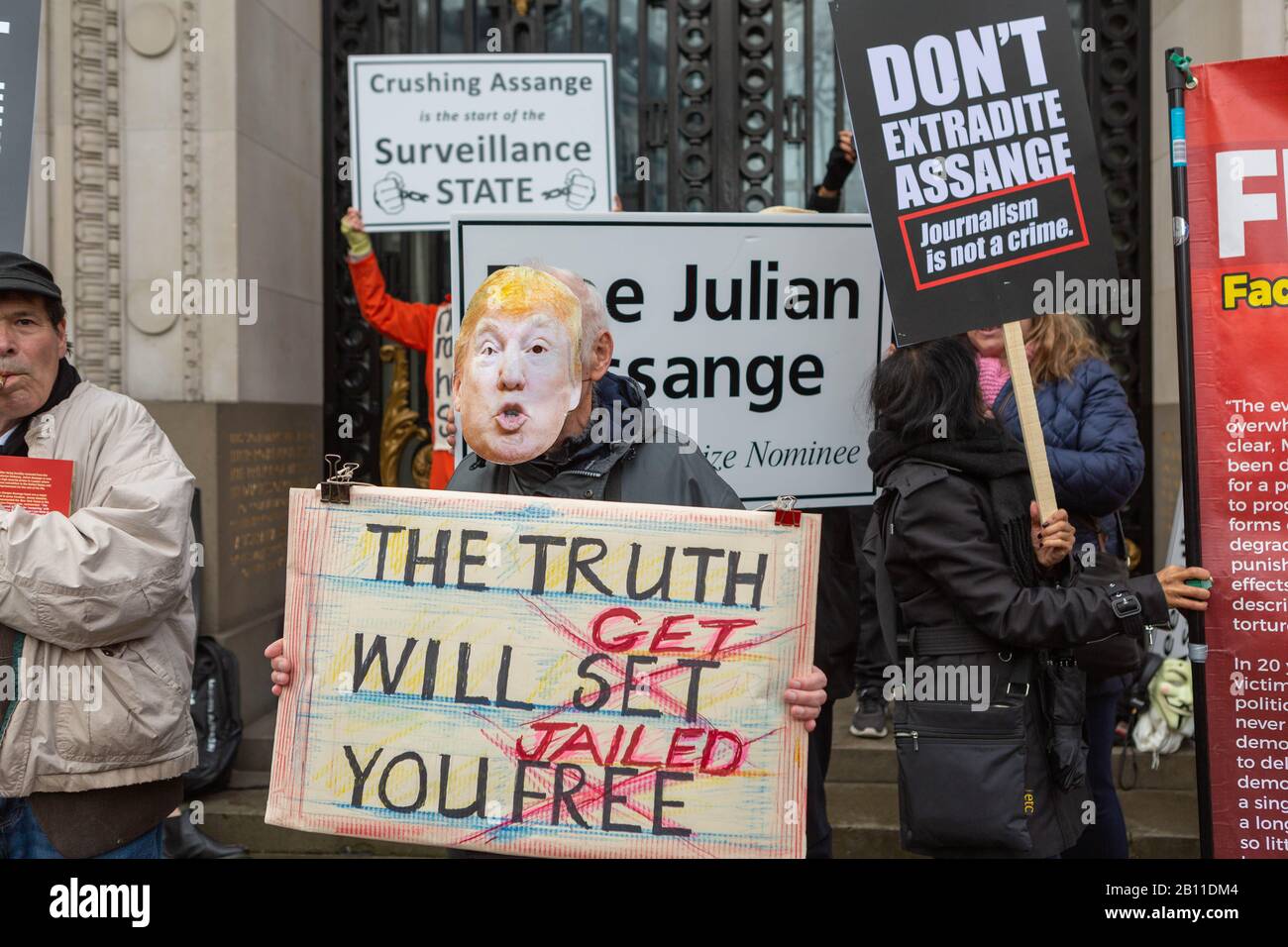 Londres, Royaume-Uni. 22 février 2020. une marche pour montrer son soutien à Julian Assange, dont le procès d'extradition complet commence lundi. L’administration Trump cherche à emprisonner Assange pendant 175 ans pour publier les journaux de guerre afghans et irakiens. Penelope Barritt/Alay Live News Banque D'Images