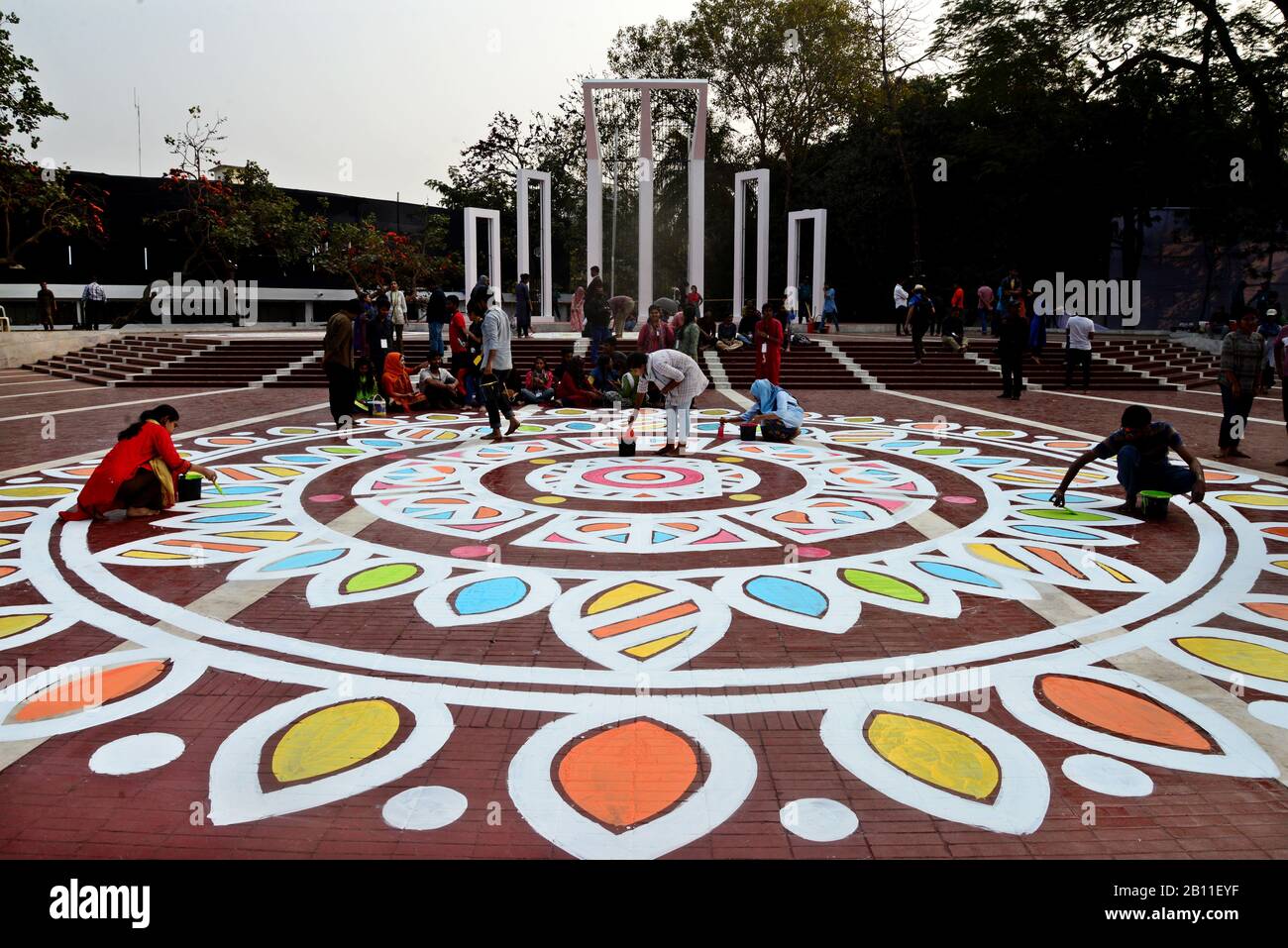 Les étudiants bangladais en beaux-arts peignent un dessin sur le terrain devant le Minar du Shahid central (mausolée du mouvement linguistique) à Dhaka, au Bangladesh, Banque D'Images