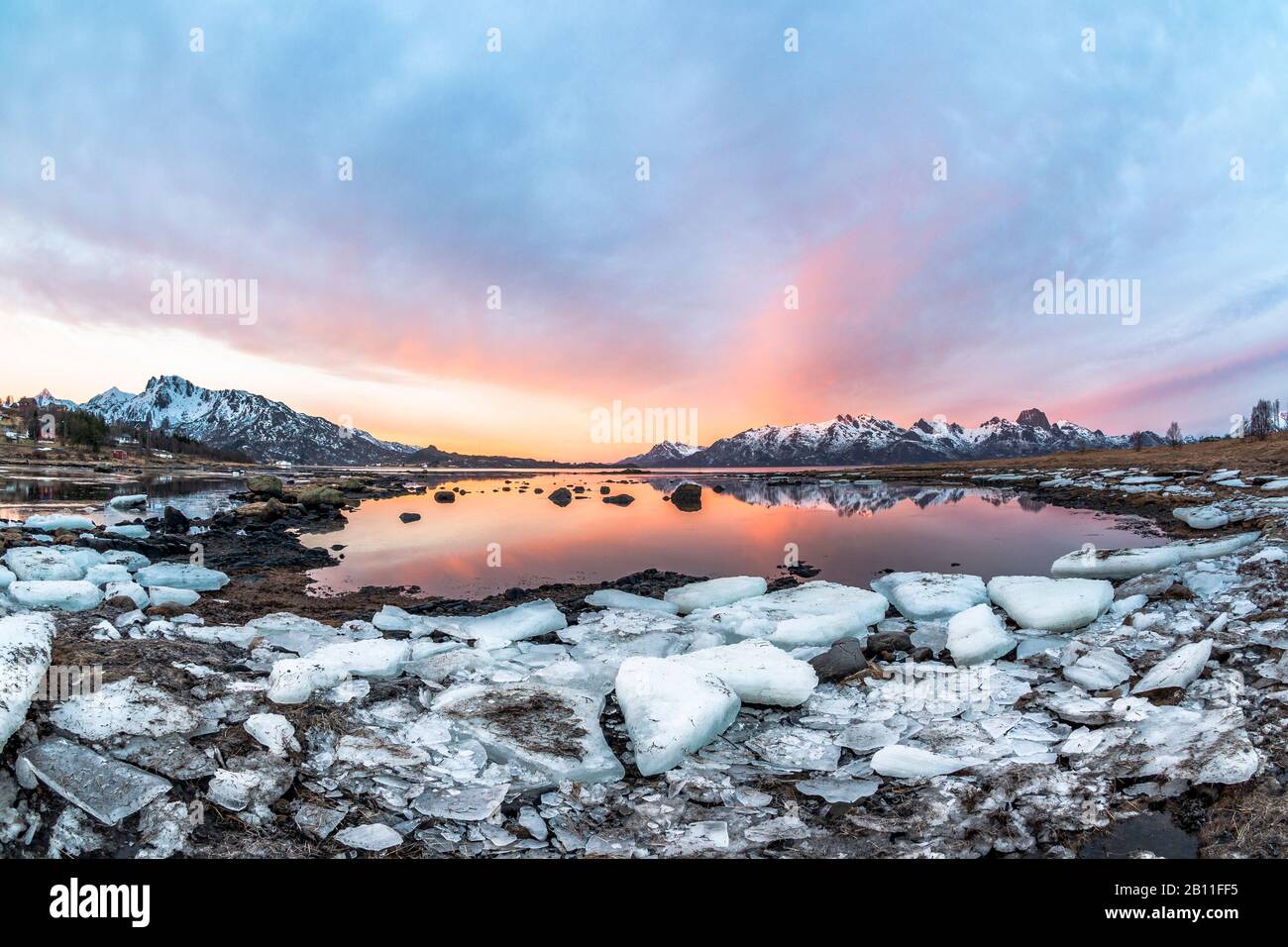 Eidsfjord et la chaîne de montagnes de Ræka au lever du soleil, Holmstad, Sortland, Vesterålen, Norvège Banque D'Images