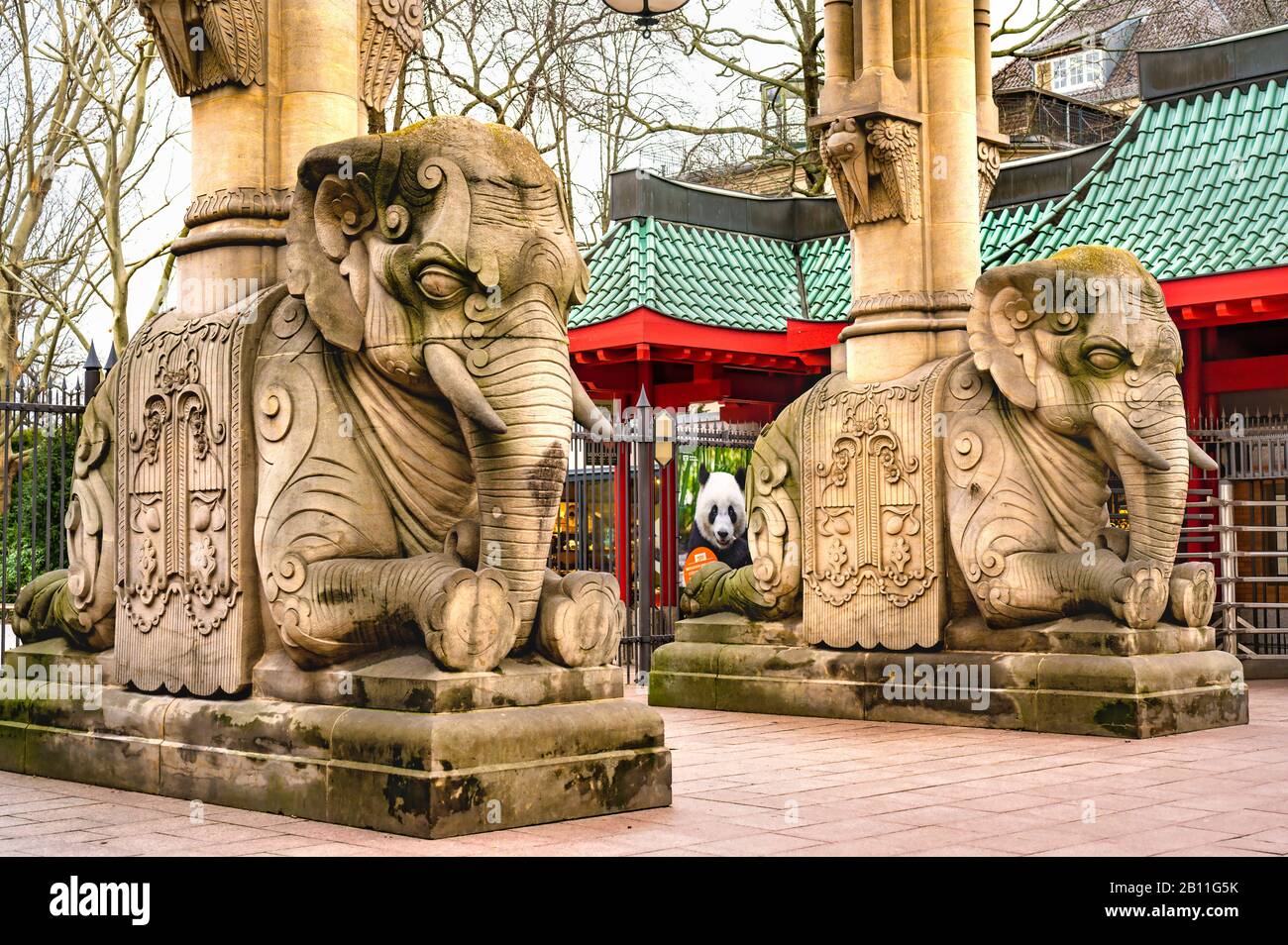 Berlin, Allemagne - 21 février 2020: Vue sur la célèbre porte d'éléphant du jardin zoologique de Berlin avec ses sculptures en pierre et l'aspect asiatique Banque D'Images