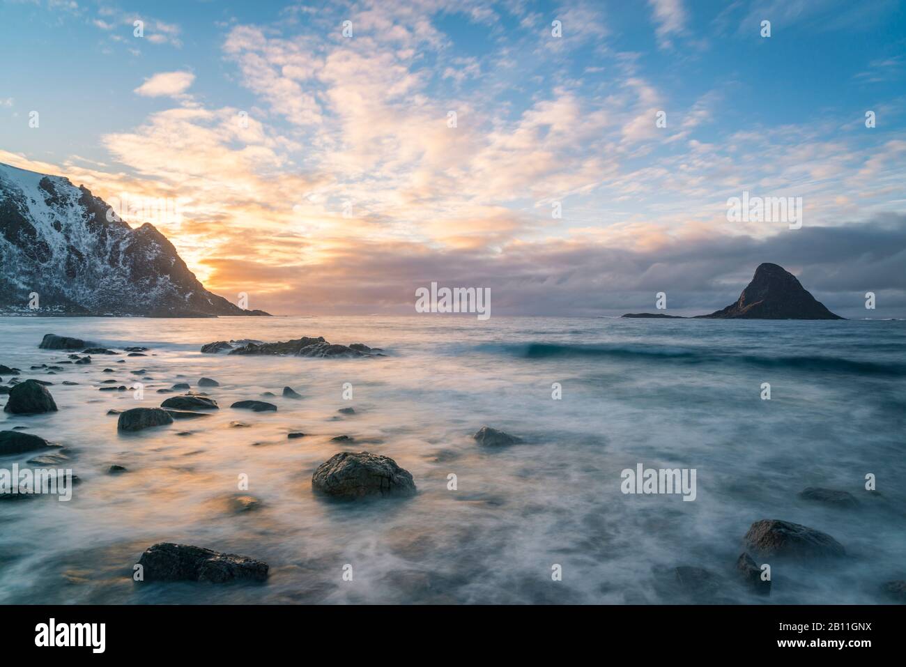 Le cône Bleiksøya s'élève au-dessus de l'océan, l'île d'Andøya, Vesterålen, Norvège Banque D'Images