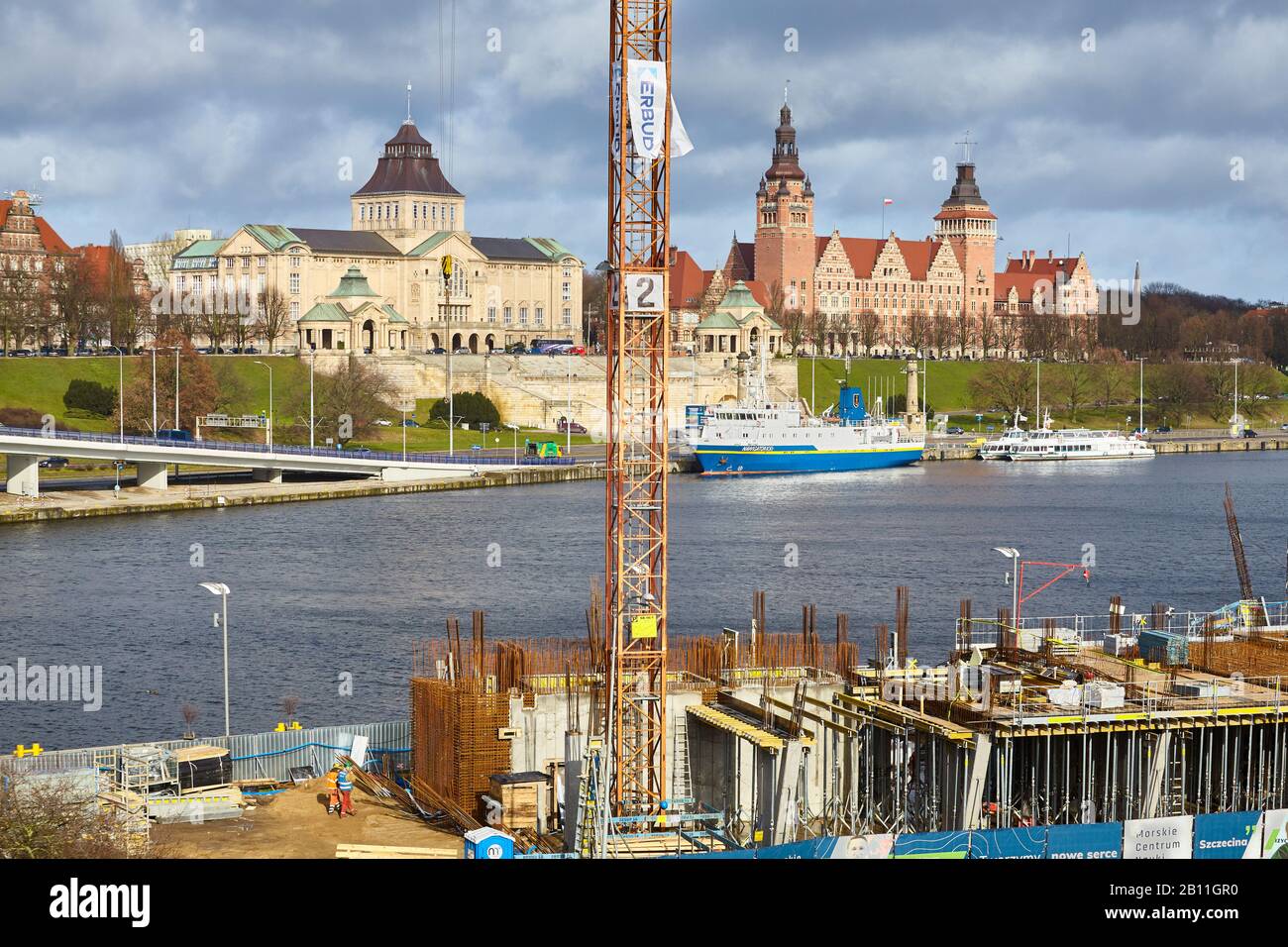 Szczecin, Pologne - 21 février 2020: Site de construction du Centre des sciences maritimes avec le remblai de Chrombry (Waly Chrobrego) à distance. Banque D'Images