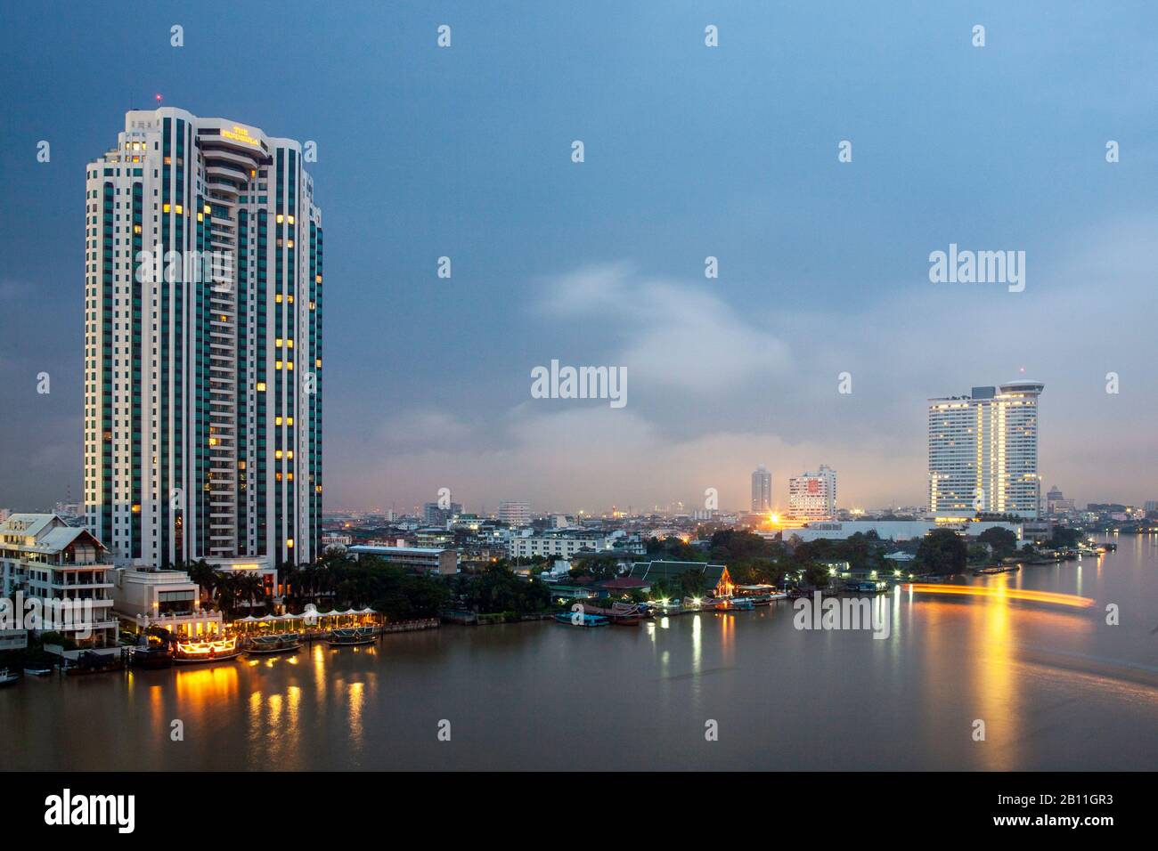 The Peninsula Hotel, Bangkok; tempête et ciel nocturne avec forte pluie et foudre sur la rivière Chao Phraya, Khlong San, centre-ville, Thaïlande. Banque D'Images