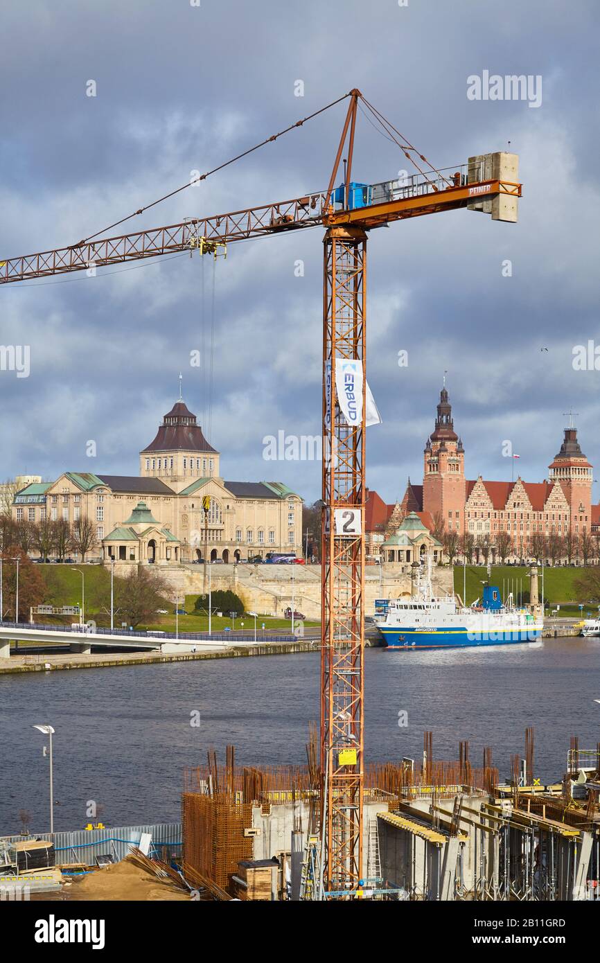 Szczecin, Pologne - 21 février 2020: Site de construction du Centre des sciences maritimes avec le remblai de Chrombry (Waly Chrobrego) à distance. Banque D'Images