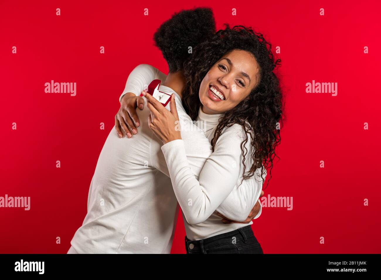 Jeune Couple L Homme Africain Fait La Proposition De Mariage A Sa Femme Amante Avec Anneau Sur Fond De Studio Rouge Amour Vacances Concept De Bonheur Photo Stock Alamy Jeune Couple L Homme Africain Fait La Proposition De Mariage A Sa Femme Amante Avec Anneau Sur Fond De Studio Rouge Amour Vacances Concept De Bonheur Photo Stock Alamy