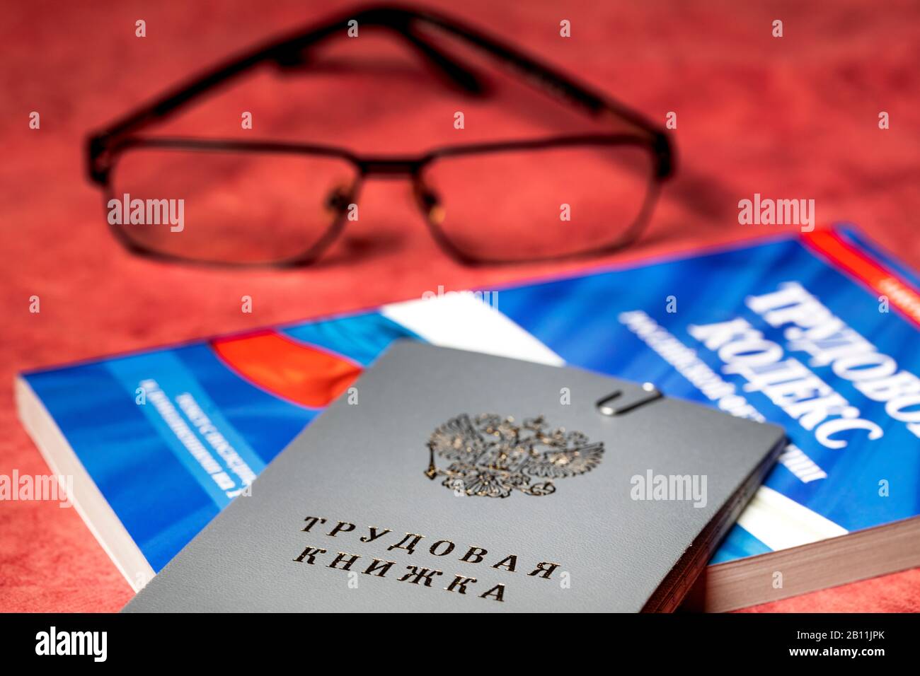 Le livre de travail, le code du travail de la Fédération de Russie, est sur une table Banque D'Images