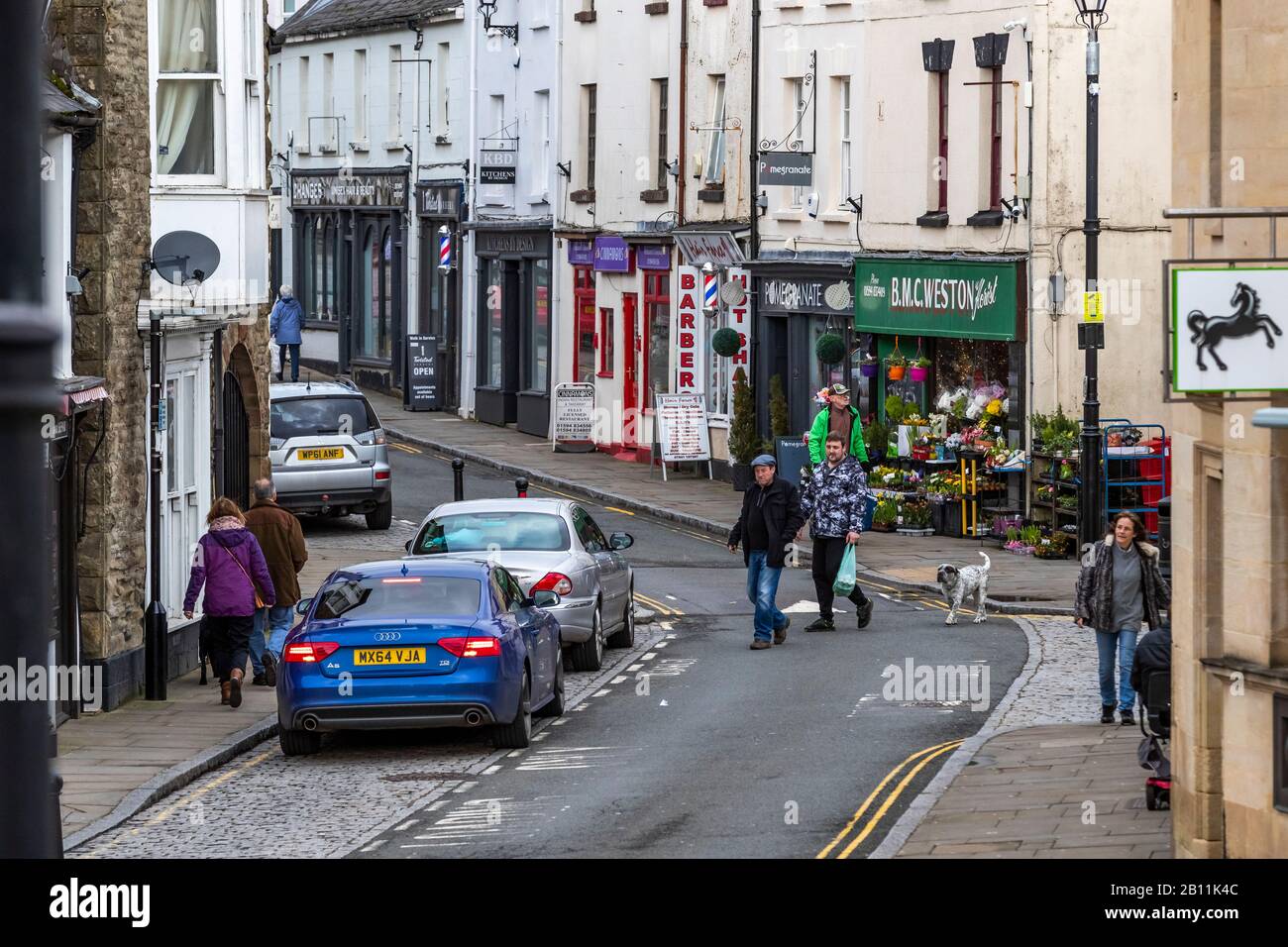 Samedi matin. Centre-ville de Coleford. Les rues hautes de Grande-Bretagne et les commerçants indépendants. Les petites villes du comté ont du mal à suivre le rythme du changement. Banque D'Images