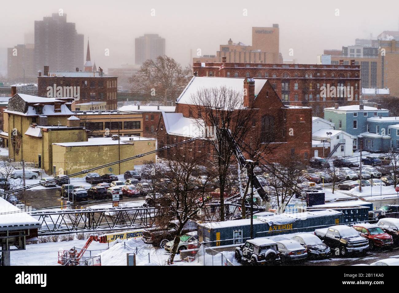 Syracuse, New York, États-Unis. 10 Février 2020. Vue sur le centre-ville de Syracuse, NY et le nord pendant une chute de neige matinale Banque D'Images