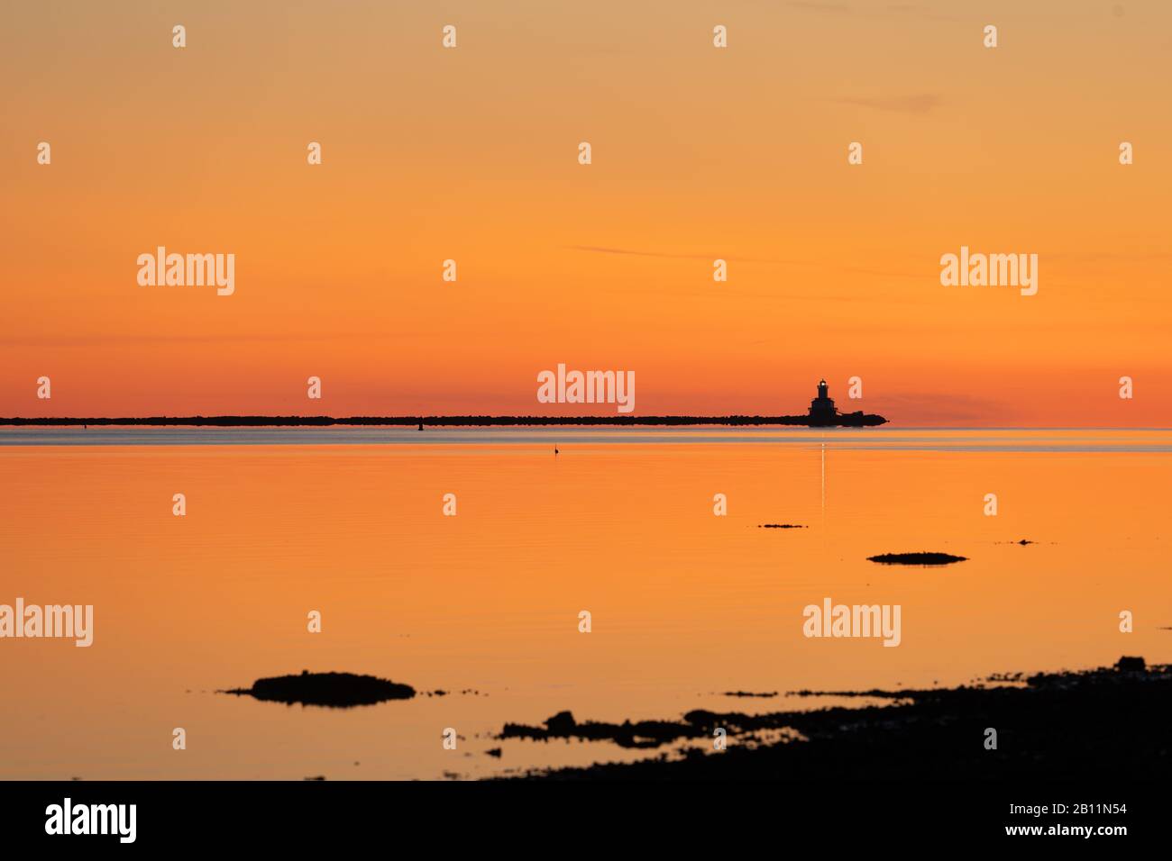 Coucher de soleil sur l'entrée de Summerside Harbour, Île-du-Prince-Édouard, Canada. Le phare d'Indian point est à l'horizon. Banque D'Images