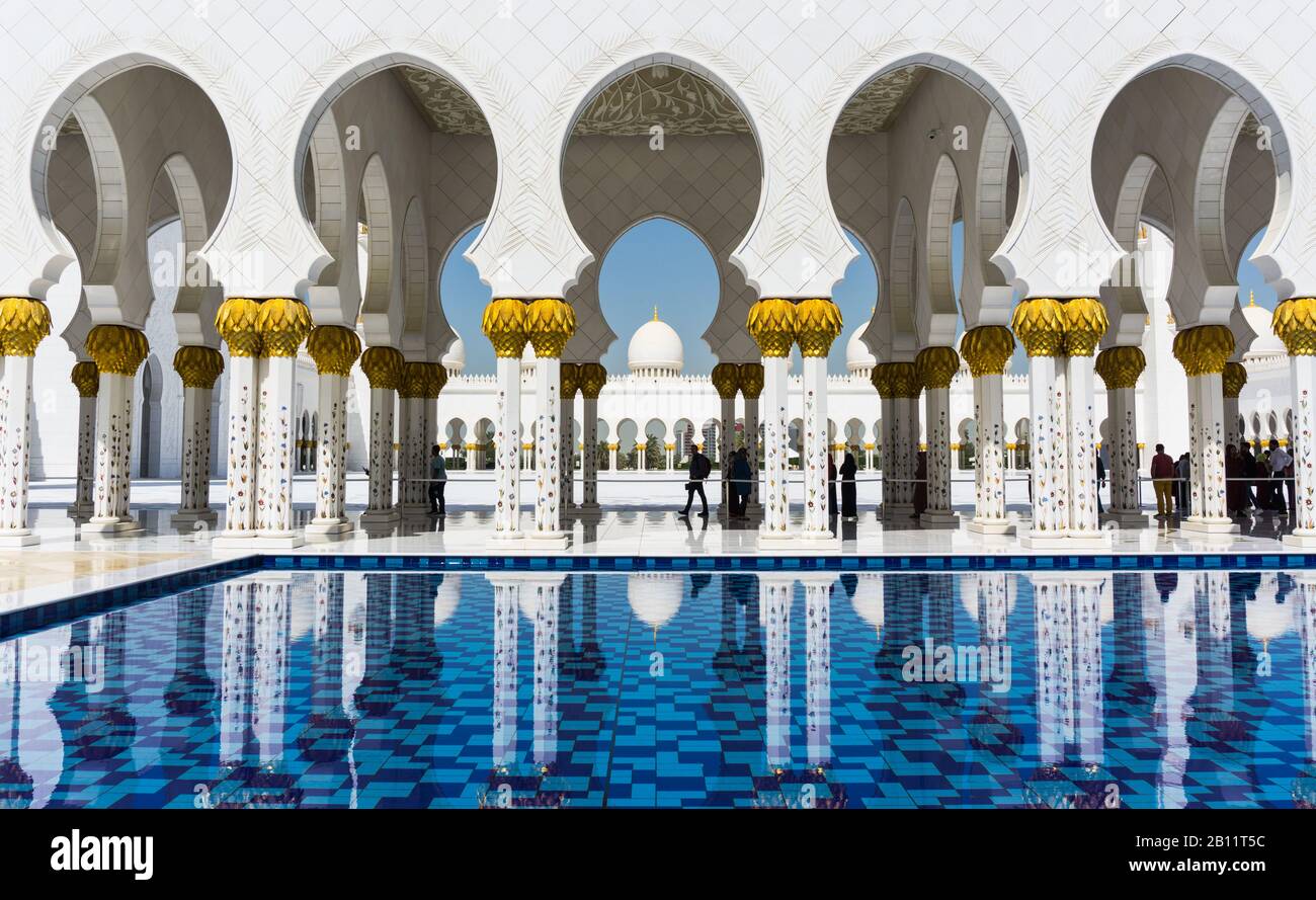 Des arches et des dômes blancs brillants de la Grande Mosquée de Sheik Zayed à Abu Dhabi Banque D'Images