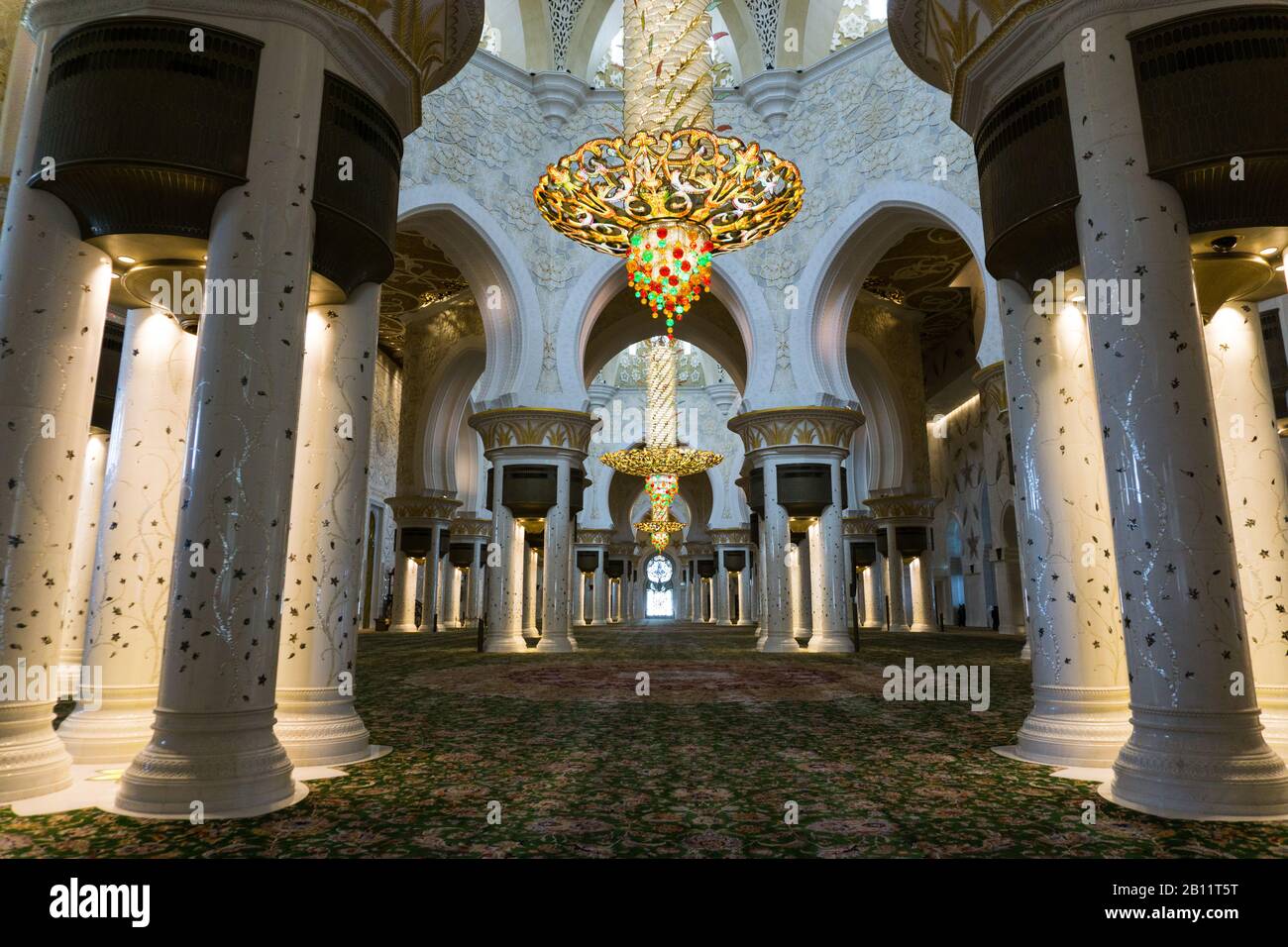 Lustre orné entouré d'arches à l'intérieur de la Grande Mosquée Sheikh Zayed, Abu Dhabi Banque D'Images