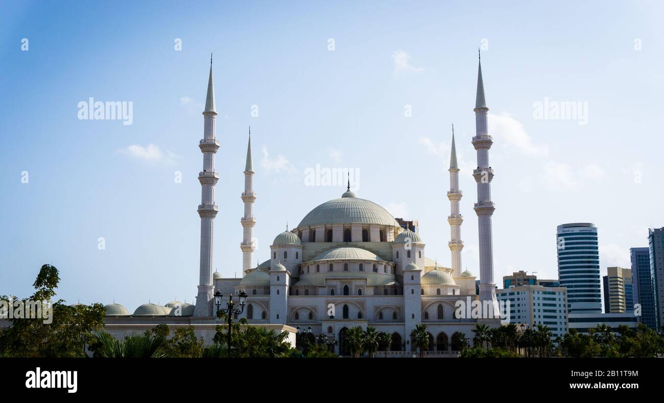 Vue de face de la Mosquée Sheikh Zayed à Fujairah, Emirats Arabes Unis Banque D'Images