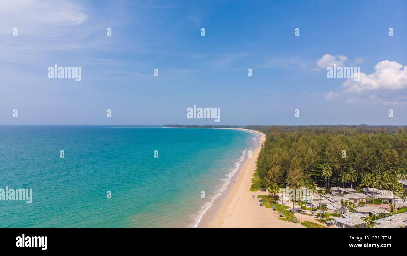 Vue aérienne de la plage de Khao Lak en Thaïlande et de l'hôtel Khao Lak Devasom Banque D'Images