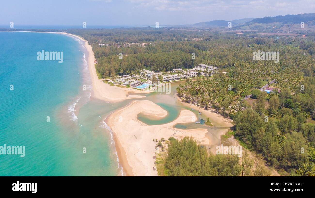 Vue aérienne de la plage de Khao Lak en Thaïlande et de l'hôtel Khao Lak Devasom Banque D'Images