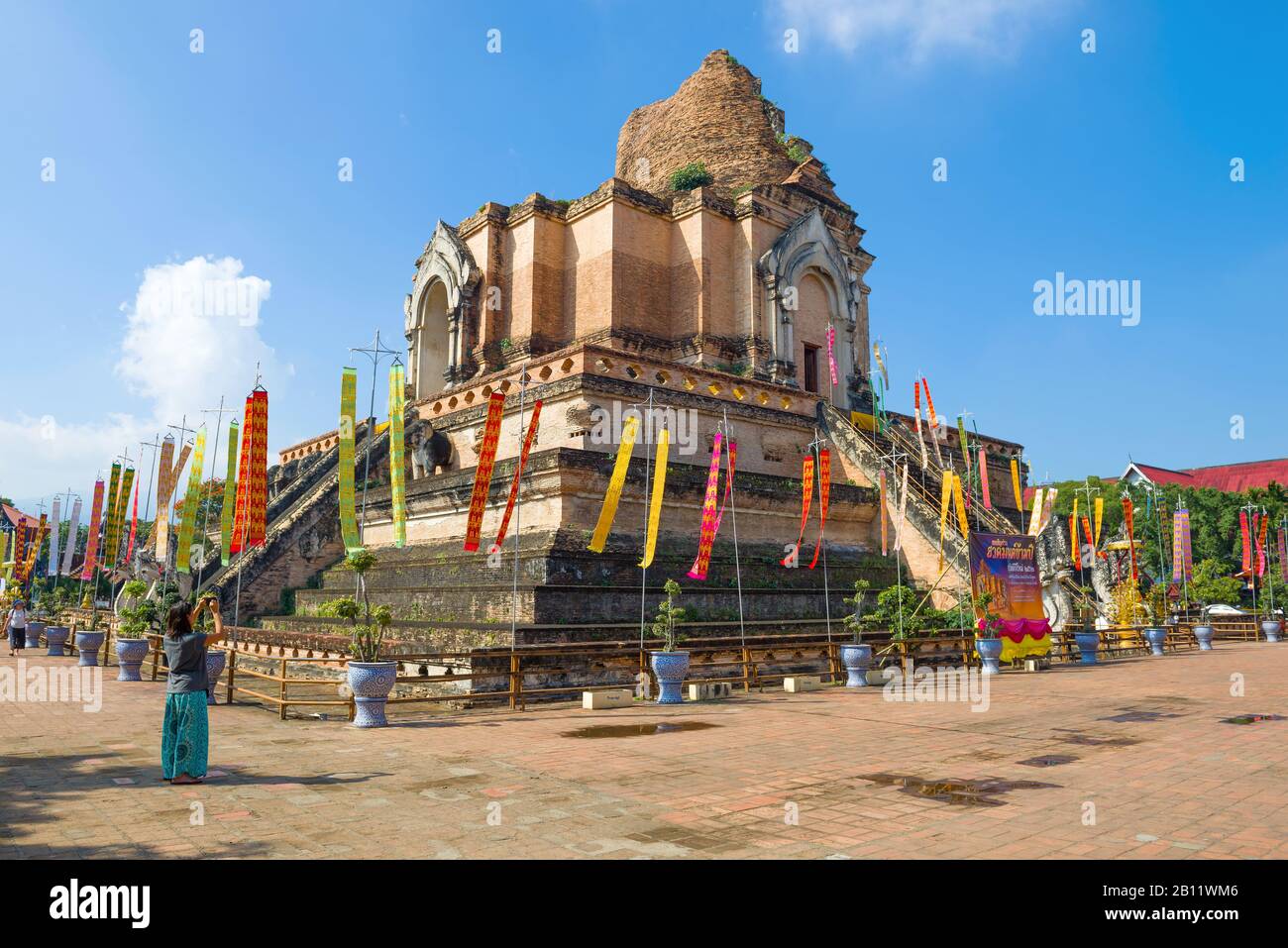 Chiang MAI, THAÏLANDE - 21 DÉCEMBRE 2018 : une jeune fille touristique photographie des stupa géante ruiné du temple bouddhiste Wat Chedi Luang Banque D'Images